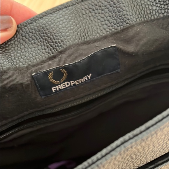 Fred Perry Black Pebble Leather Messenger Bag - Picture 3 of 5